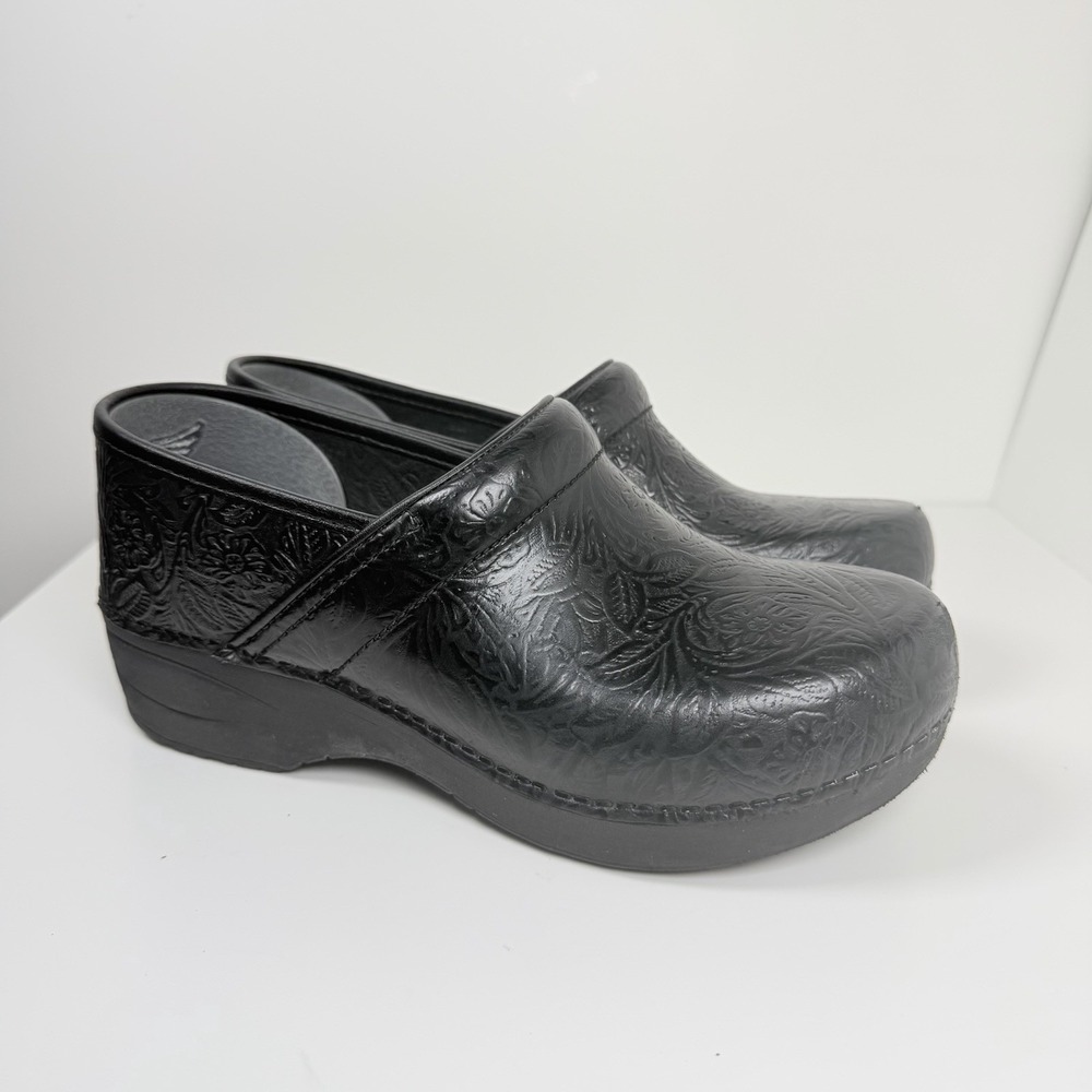 Dansko XP 2.0 Tooled Floral Black Leather Clogs Women's EU 39 US 8.5-9